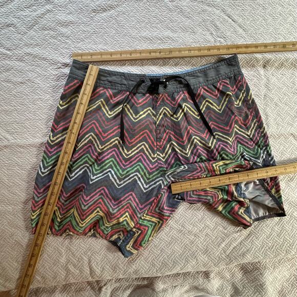 Volcom Chevron Swim Trunks Board Shorts Men's Rainbow Stripe Gray - Picture 7 of 7